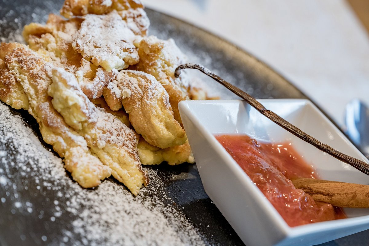 Kaiserschmarrn mit Staubzucker und Zwetschkenröster mit Zimtstange und Vanilleschote