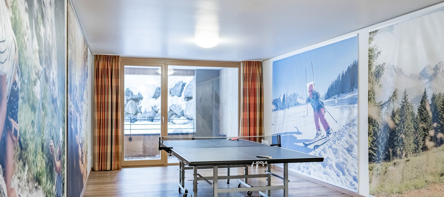 Jugendraum mit Tischtennisplatte und Balkon