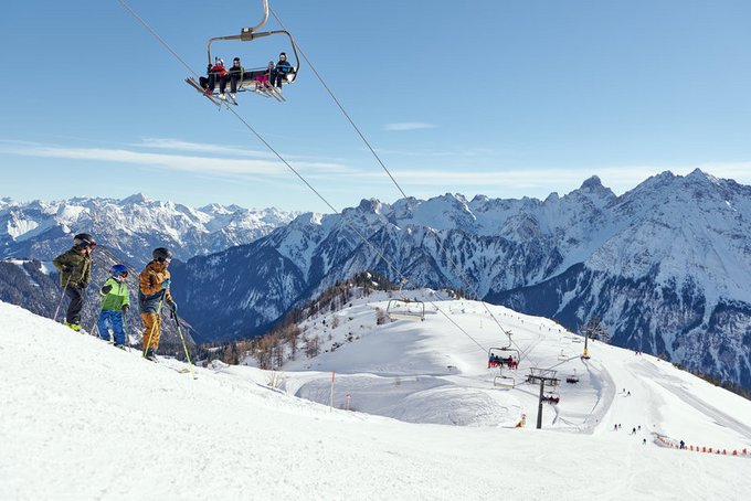 Familie mit Seilbahn im Skigebiet