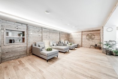 Kuschelliegen mit Decke im Wellnessbereich mit Vertäfelung und Parkettboden