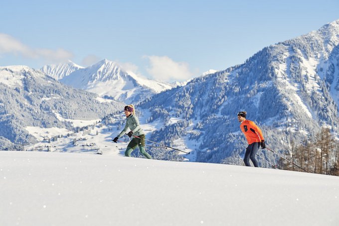 Skilangläufer beim Skaten in den Alpen