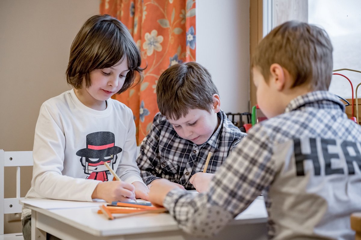 Kinder zeichnen gemeinsam mit Stiften