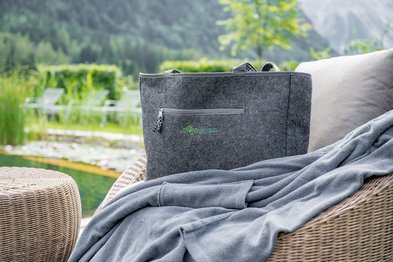 Wellnesstasche auf einer Sitzschale im Garten des Alpenhotel Zimba in Brand