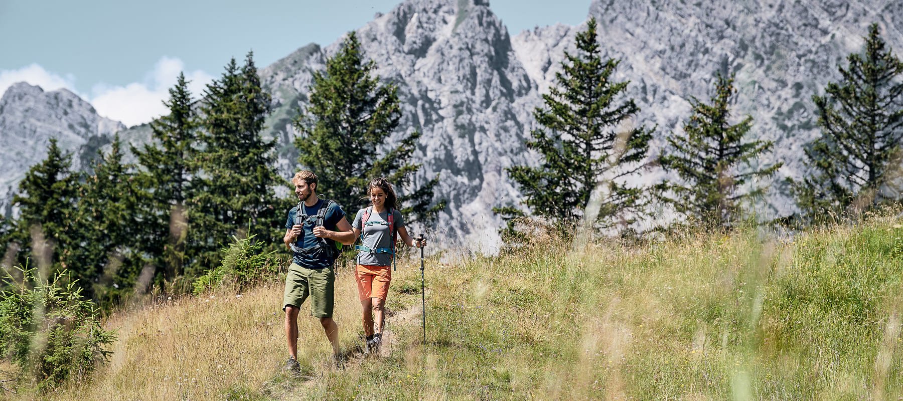 Urlauber beim Wandern in den Bergen im Sommer